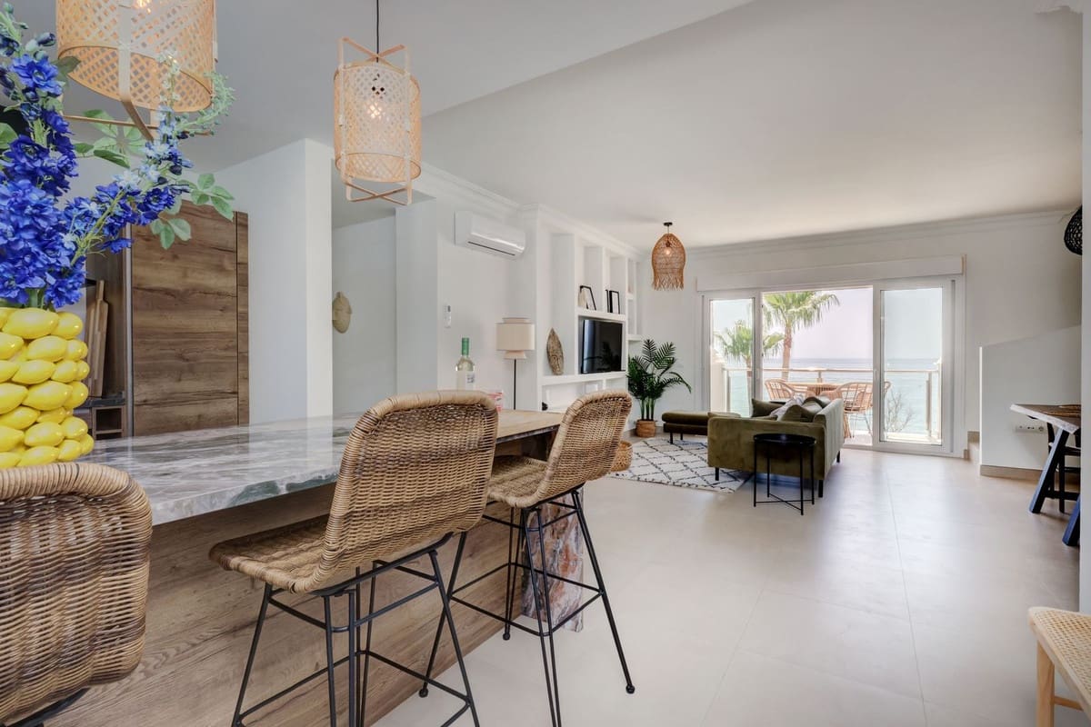 2 soverom Strandleiligheter til salgs i Estepona med garasje - € 1 300 000 (Ref: 9872830)