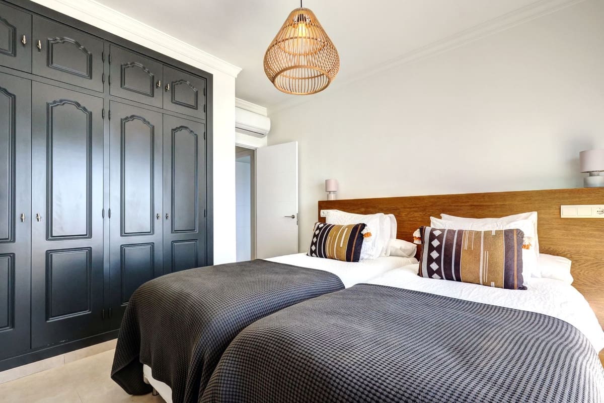 2 soverom Strandleiligheter til salgs i Estepona med garasje - € 1 300 000 (Ref: 9872830)