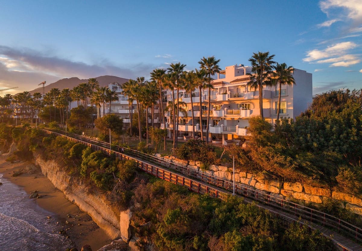 2 soverom Strandleiligheter til salgs i Estepona med garasje - € 1 300 000 (Ref: 9872830)