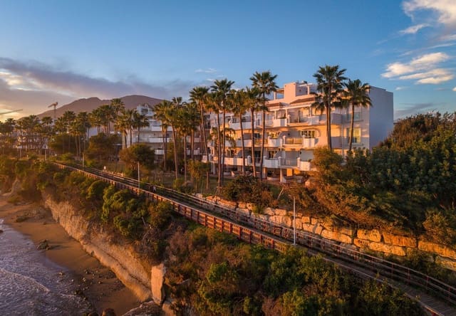2 slaapkamer Strandappartement te koop in Estepona met garage - € 1.300.000 (Ref: 9872830)