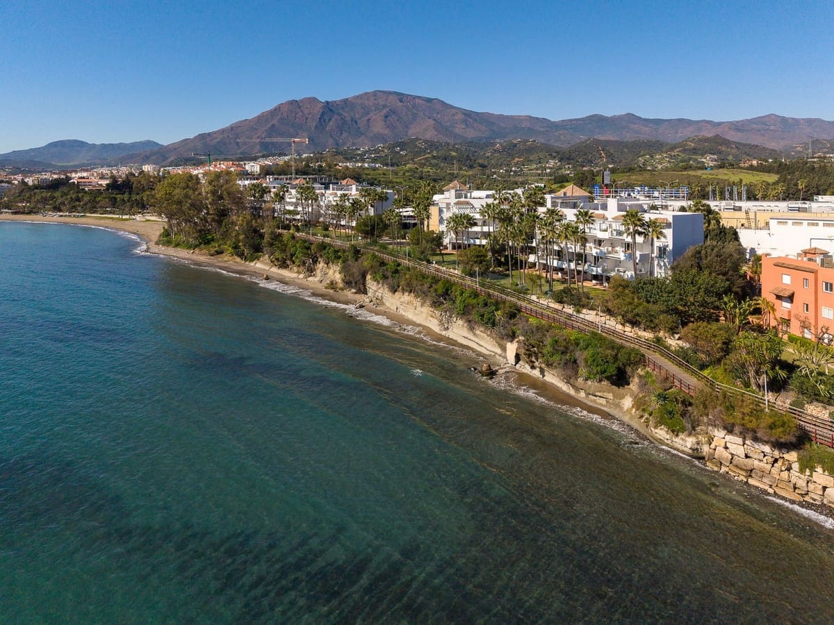 2 soverom Strandleiligheter til salgs i Estepona med garasje - € 1 300 000 (Ref: 9872830)