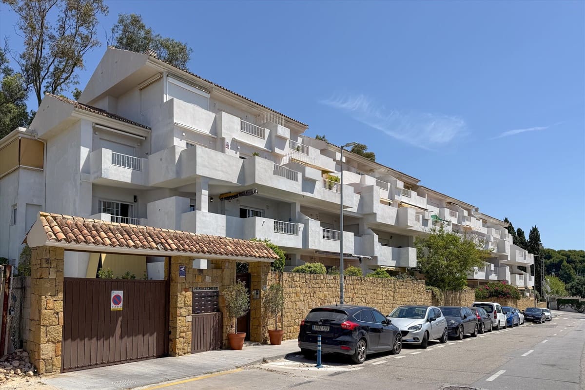 2 bedroom Apartment for sale in Golden Mile with pool garage - € 550,000 (Ref: 9872842)