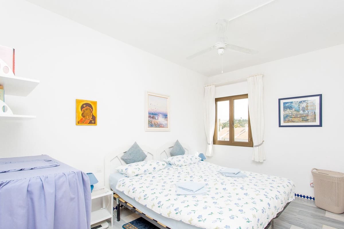 2 bedroom Beach Apartment for sale in Estepona with pool garage - € 335,000 (Ref: 9877617)