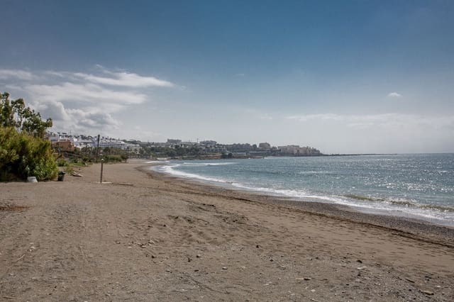 2 slaapkamer Strandappartement te koop in Estepona met zwembad garage - € 335.000 (Ref: 9877617)