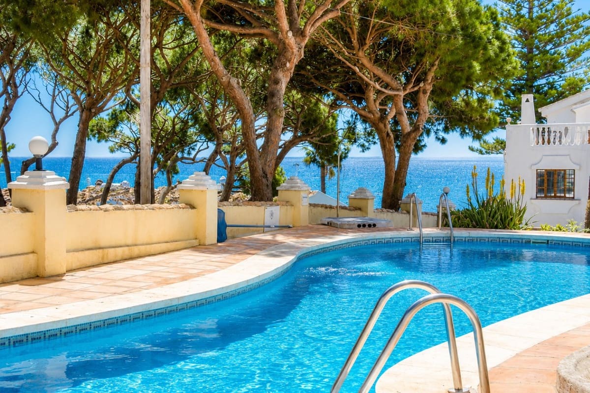2 bedroom Townhouse for sale in Calahonda with pool garage - € 485,000 (Ref: 9889404)