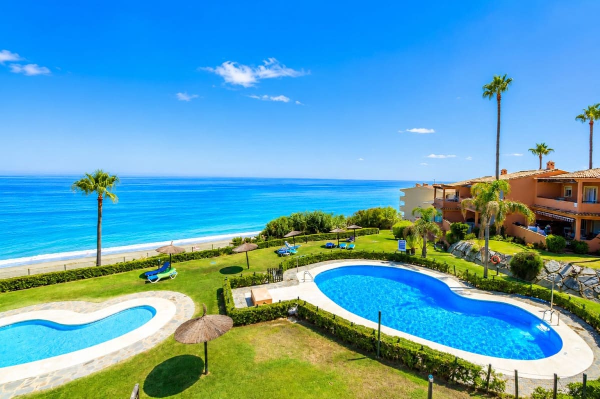 3 soveværelse Strandlejlighed til salg i Estepona med swimmingpool garage - € 539.000 (Ref: 9898574)