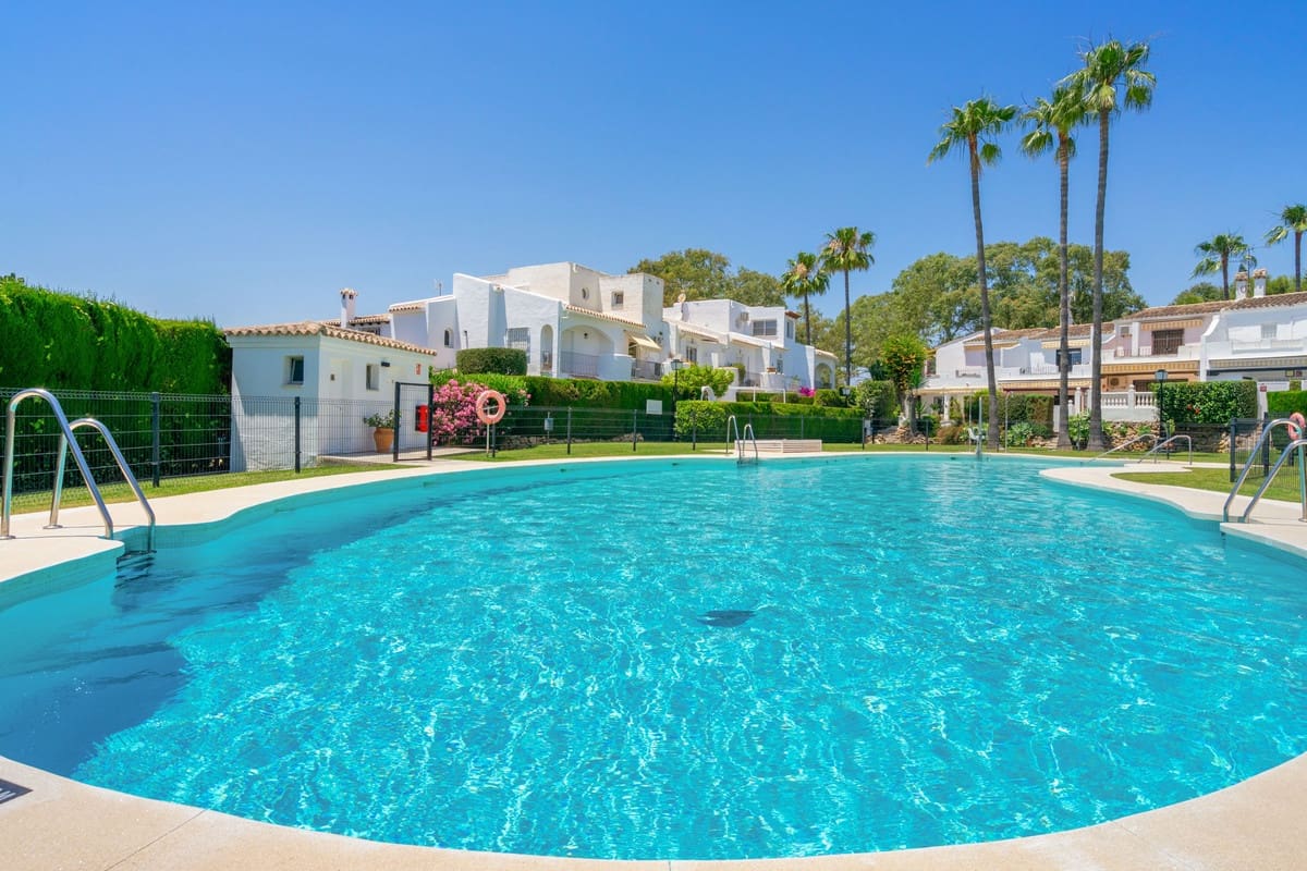 3 Zimmer Haus zu verkaufen in Estepona mit Pool Garage - 595.000 € (Ref: 9902174)