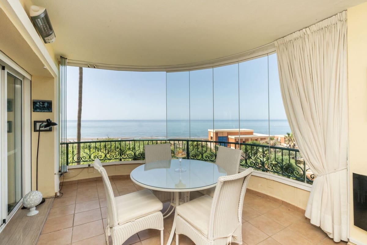 3 bedroom Beach Apartment for sale in Elviria with pool garage - € 1,195,000 (Ref: 9915128)