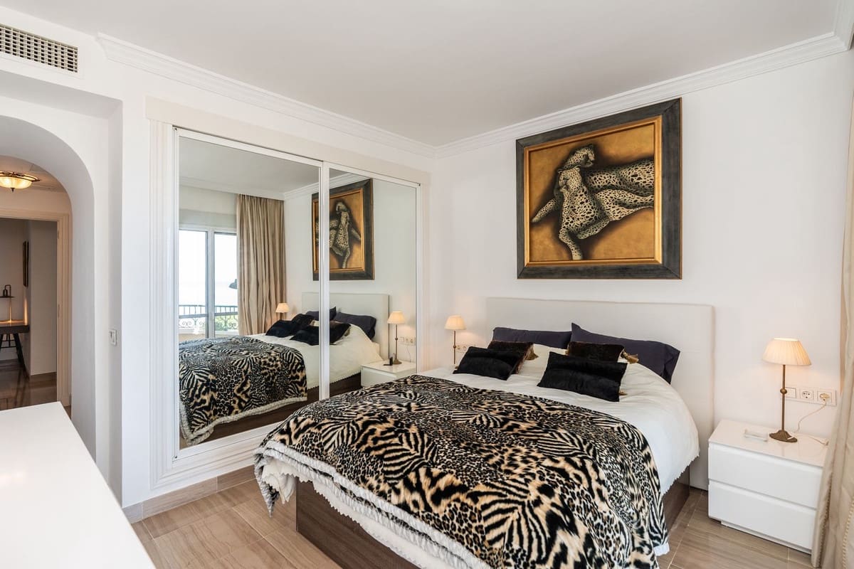 3 bedroom Beach Apartment for sale in Elviria with pool garage - € 1,195,000 (Ref: 9915128)