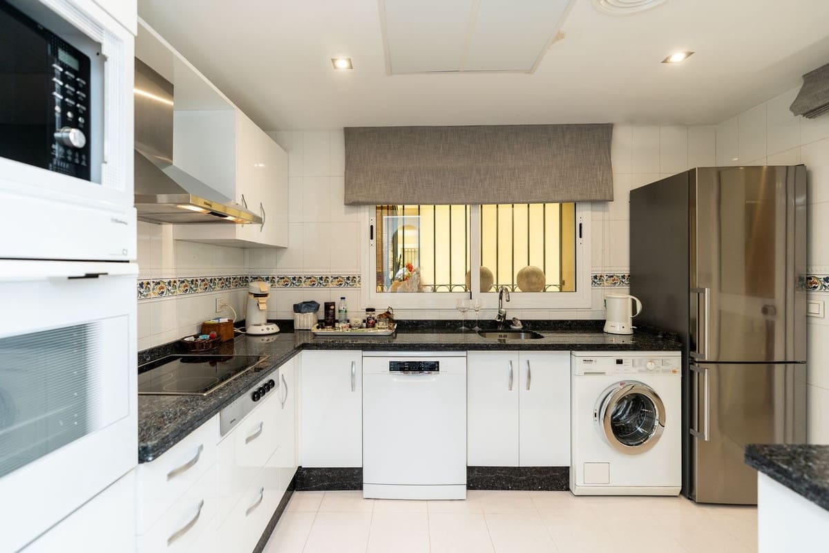 3 bedroom Beach Apartment for sale in Elviria with pool garage - € 1,195,000 (Ref: 9915128)