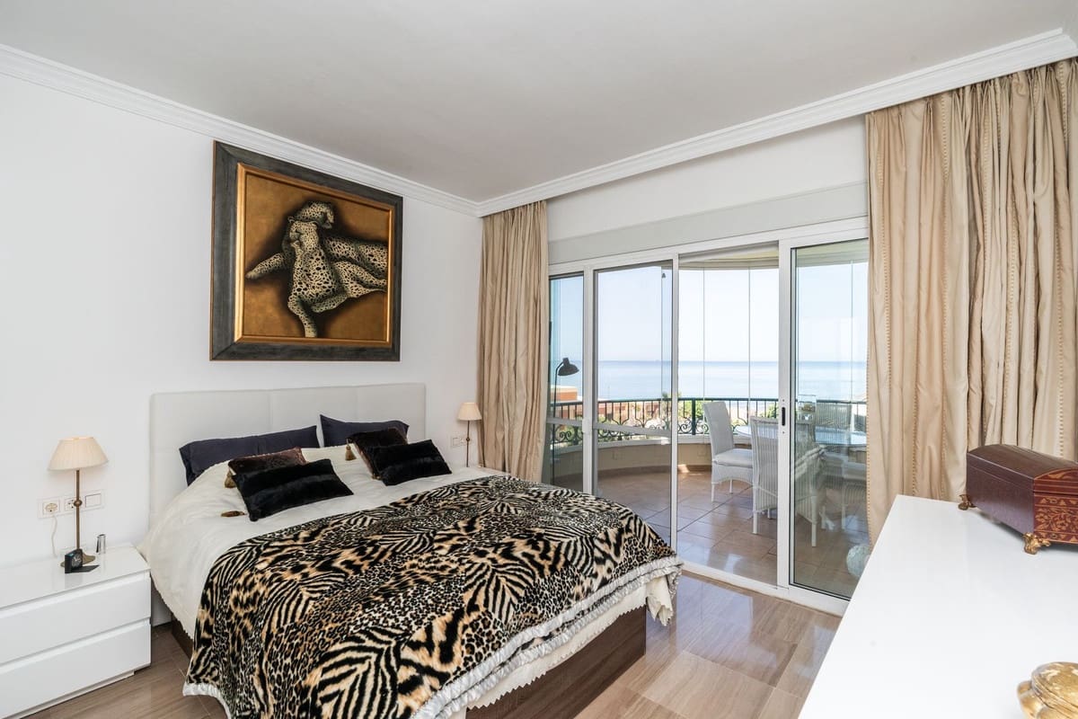 3 bedroom Beach Apartment for sale in Elviria with pool garage - € 1,195,000 (Ref: 9915128)