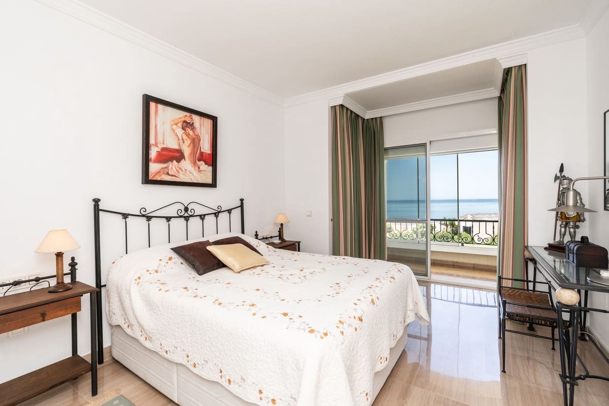 3 bedroom Beach Apartment for sale in Elviria with pool garage - € 1,195,000 (Ref: 9915128)