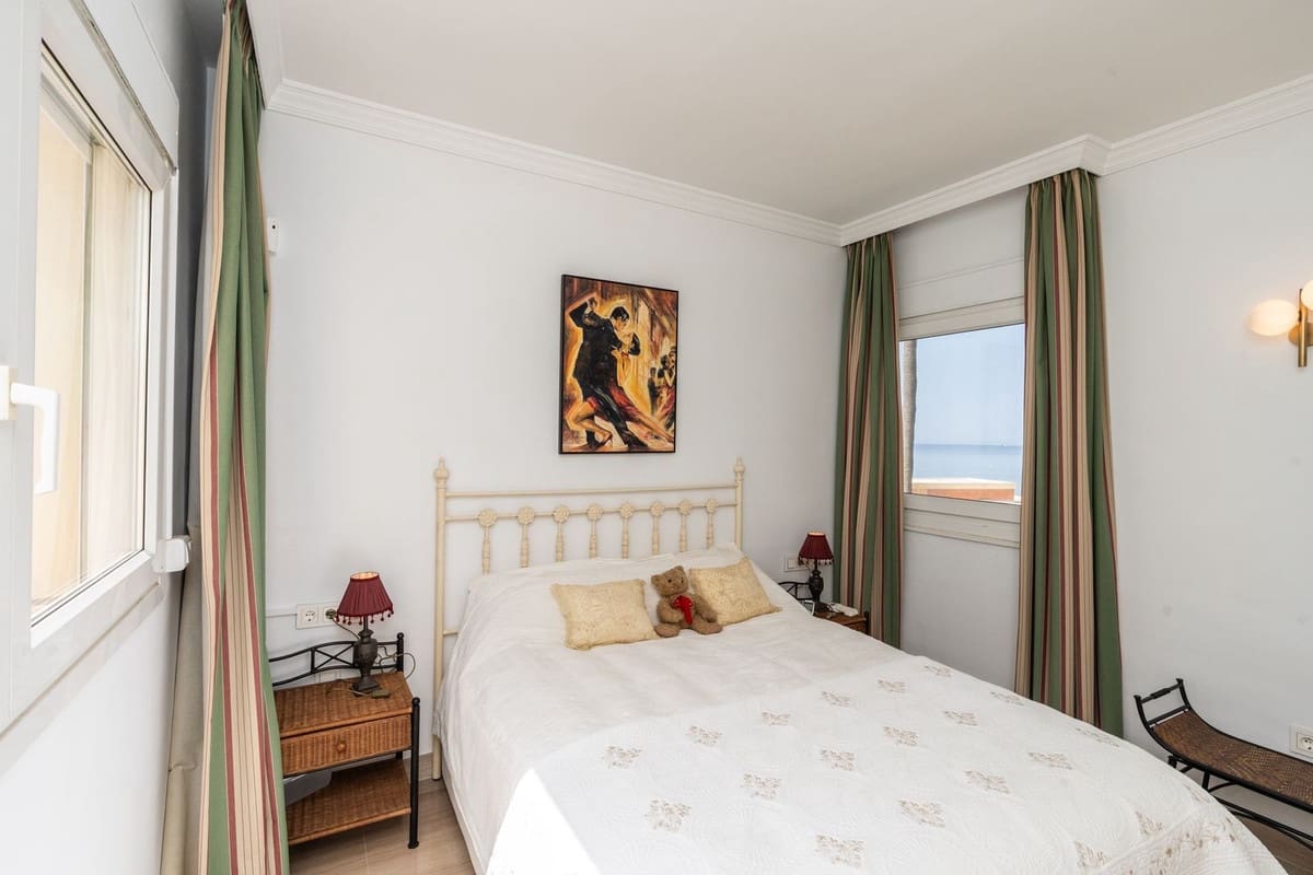3 bedroom Beach Apartment for sale in Elviria with pool garage - € 1,195,000 (Ref: 9915128)