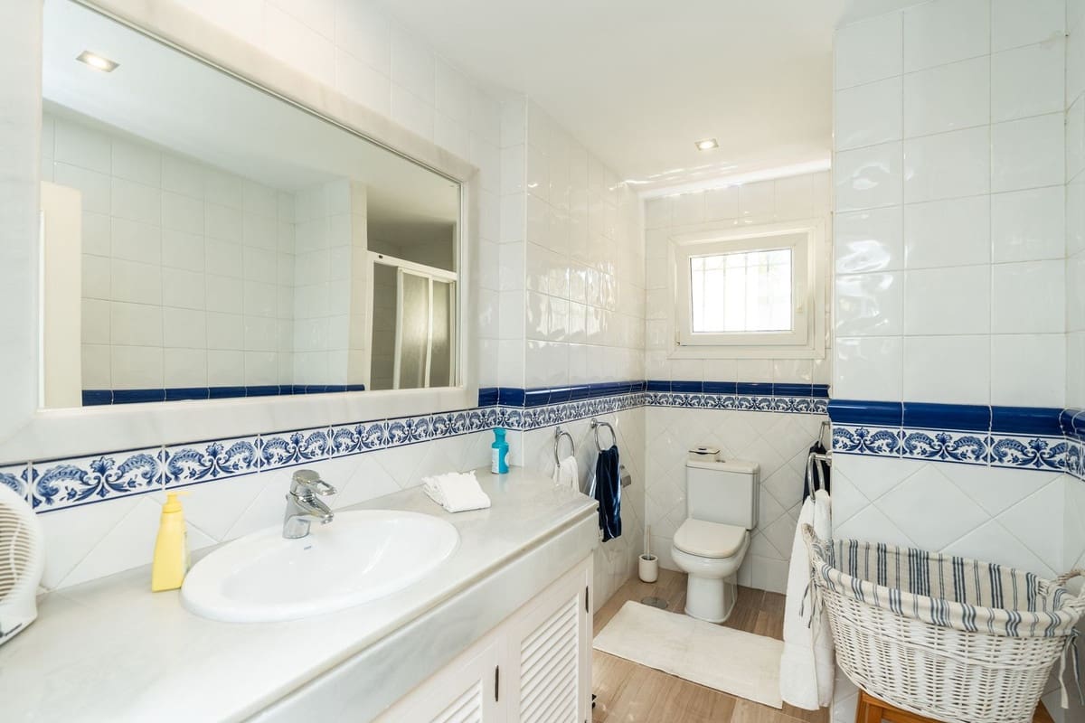 3 bedroom Beach Apartment for sale in Elviria with pool garage - € 1,195,000 (Ref: 9915128)