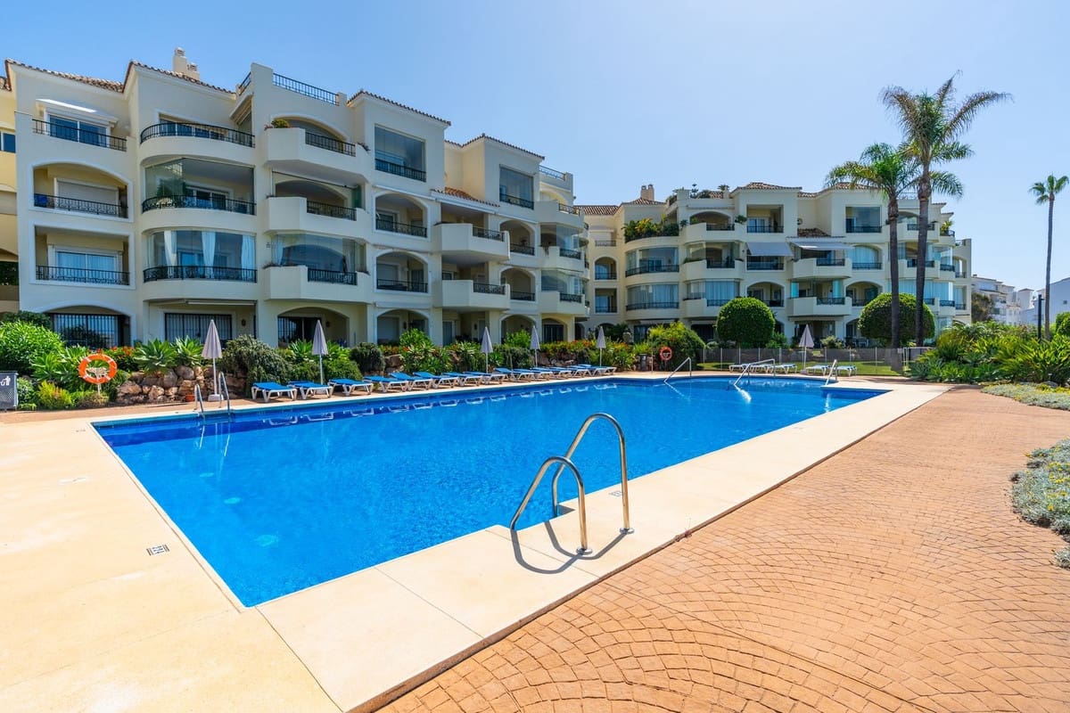 3 bedroom Beach Apartment for sale in Elviria with pool garage - € 1,195,000 (Ref: 9915128)