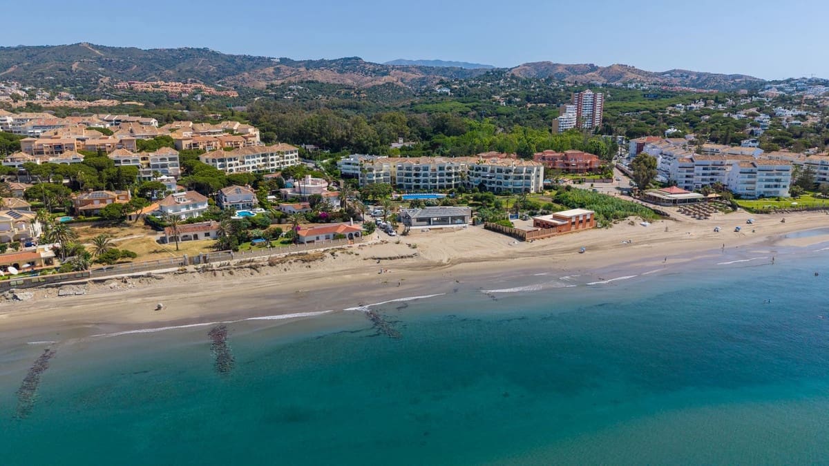 3 bedroom Beach Apartment for sale in Elviria with pool garage - € 1,195,000 (Ref: 9915128)