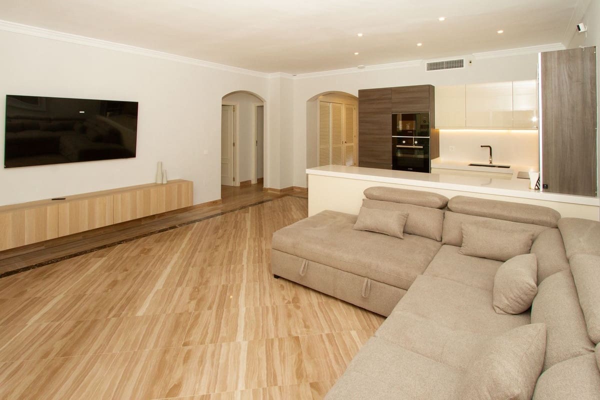 Apartamento de 3 habitaciones en Elviria en venta con piscina garaje - 795.000 € (Ref: 9926599)