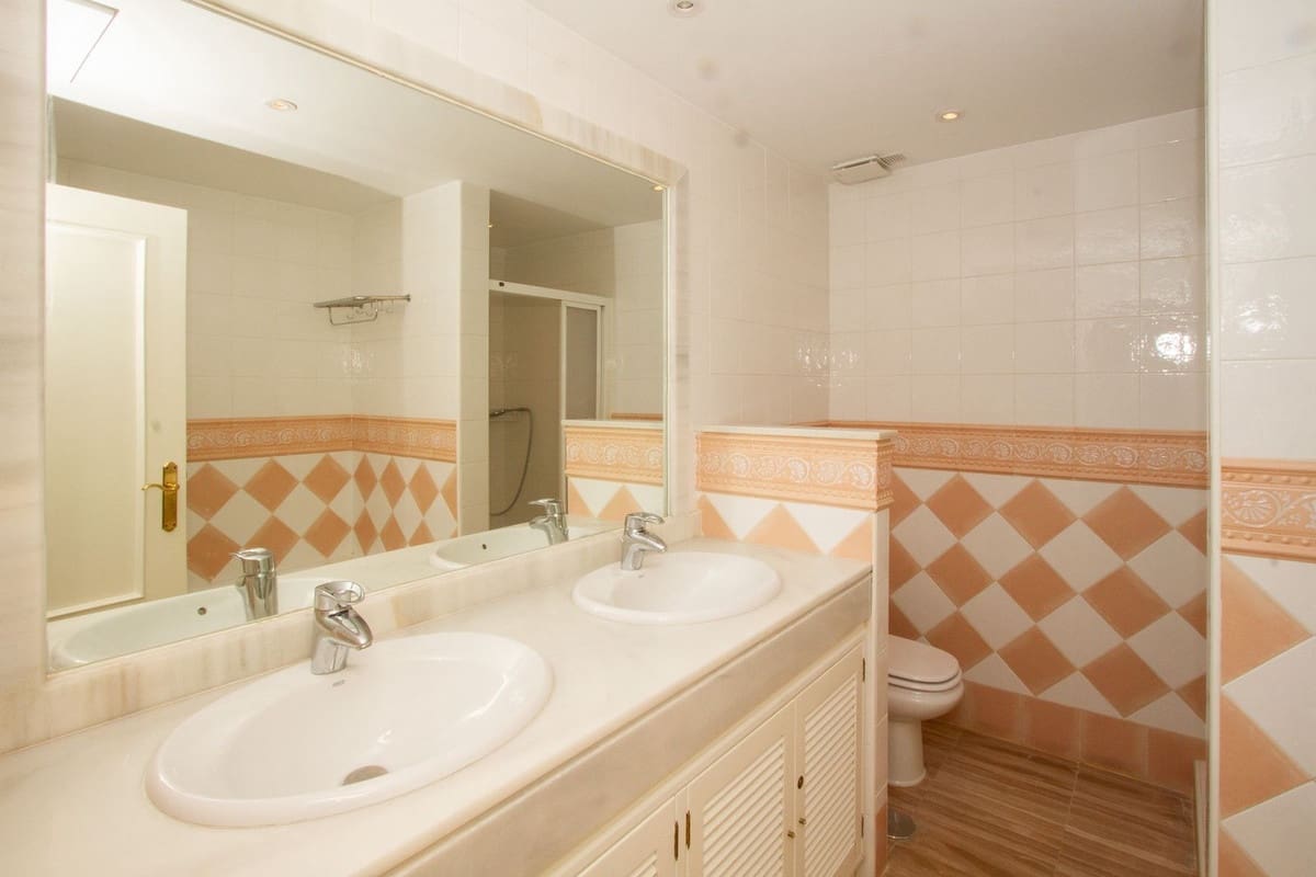 Apartamento de 3 habitaciones en Elviria en venta con piscina garaje - 795.000 € (Ref: 9926599)