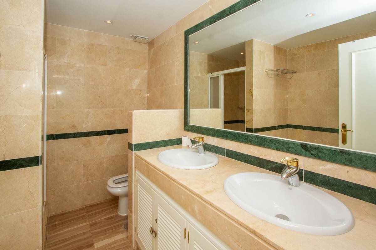 Apartamento de 3 habitaciones en Elviria en venta con piscina garaje - 795.000 € (Ref: 9926599)