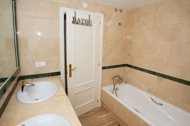 Apartamento de 3 habitaciones en Elviria, Marbella en venta con piscina garaje - 795.000 € (Ref: 9926599)