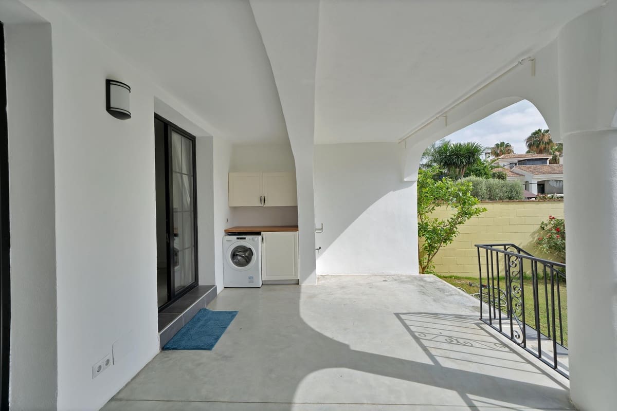 3 bedroom Townhouse for sale in Estepona with garage - € 439,000 (Ref: 9926646)