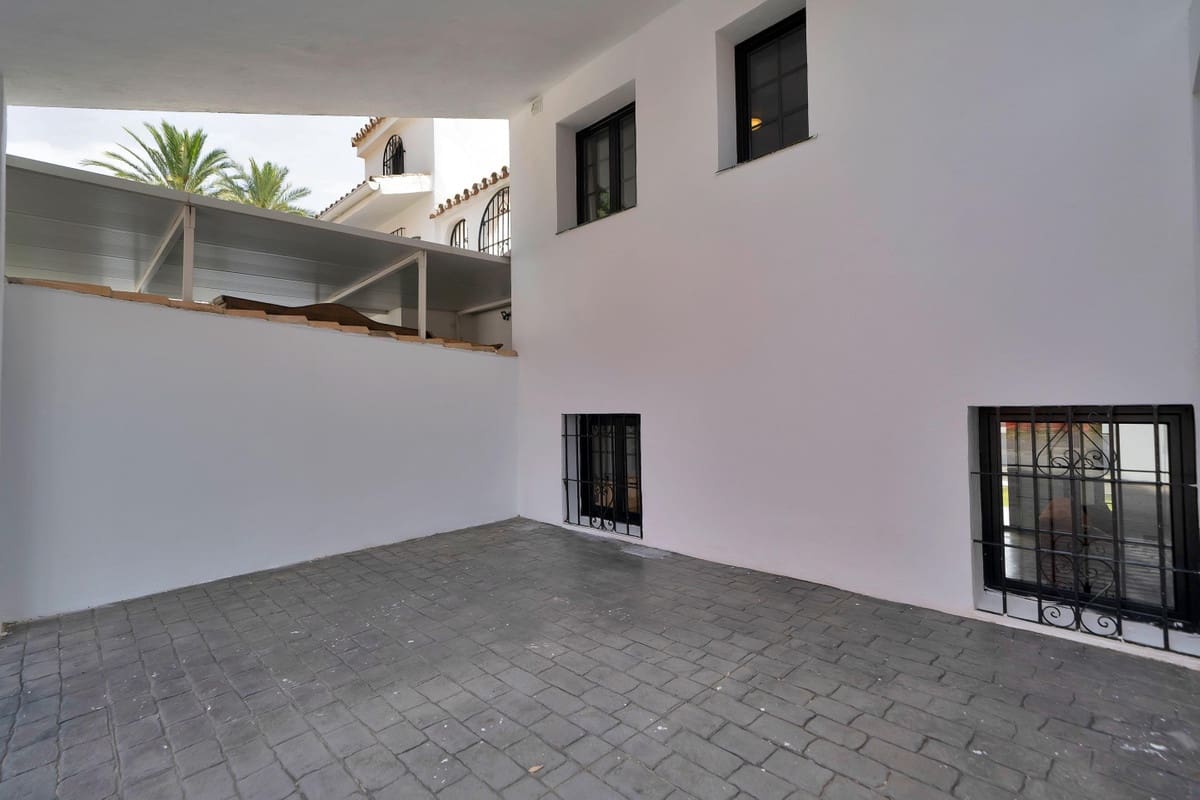 3 bedroom Townhouse for sale in Estepona with garage - € 439,000 (Ref: 9926646)