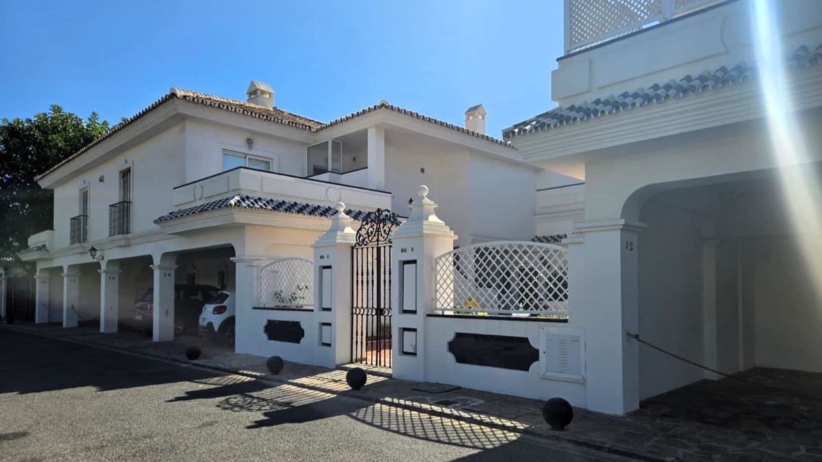 2 bedroom Beach Apartment for sale in Mijas Costa with garage - € 449,000 (Ref: 9926665)