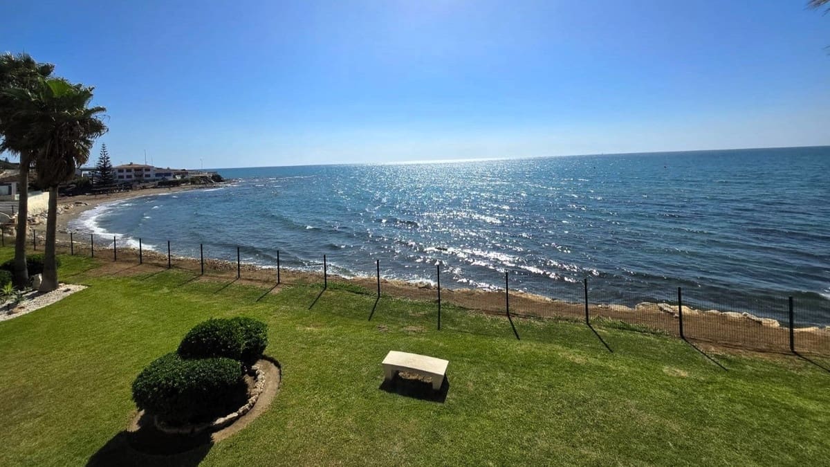 2 bedroom Beach Apartment for sale in Mijas Costa with garage - € 449,000 (Ref: 9926665)