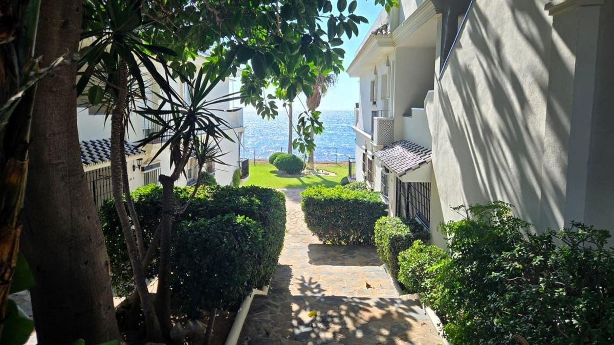 2 bedroom Beach Apartment for sale in Mijas Costa with garage - € 449,000 (Ref: 9926665)