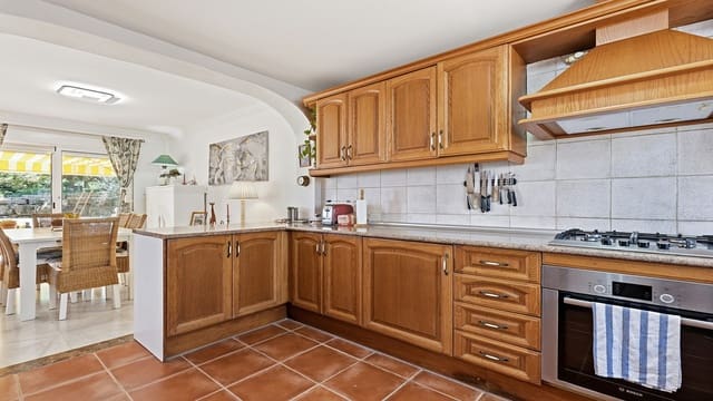 4 soveværelse Semi-Rækkehus til salg i Manilva med swimmingpool garage - € 420.000 (Ref: 9943879)