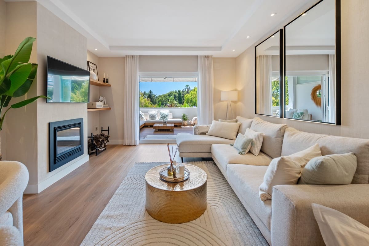 2 soverom Leilighet til salgs i Golden Mile med svømmebasseng garasje - € 1 590 000 (Ref: 9943882)