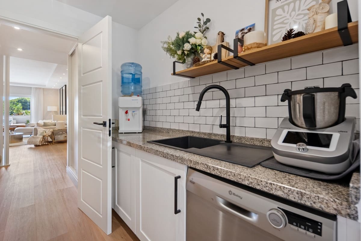 2 soverom Leilighet til salgs i Golden Mile med svømmebasseng garasje - € 1 590 000 (Ref: 9943882)