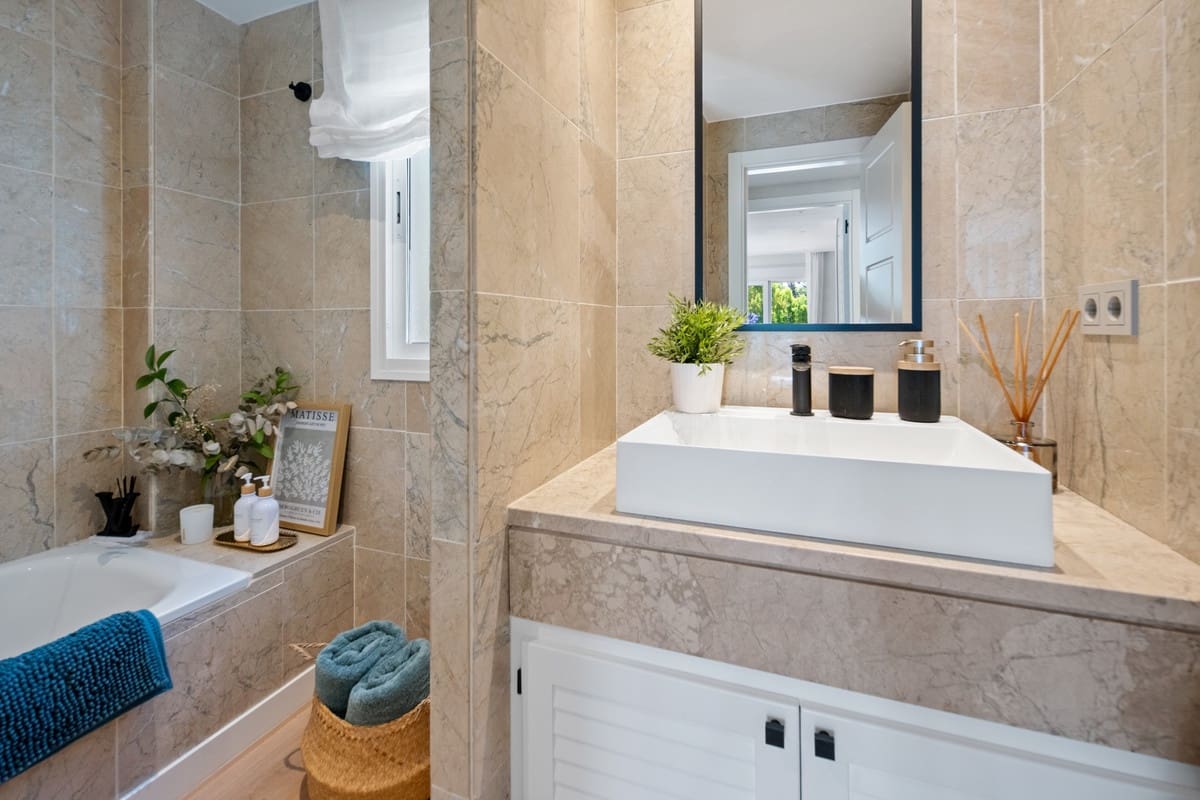 2 soverom Leilighet til salgs i Golden Mile med svømmebasseng garasje - € 1 590 000 (Ref: 9943882)