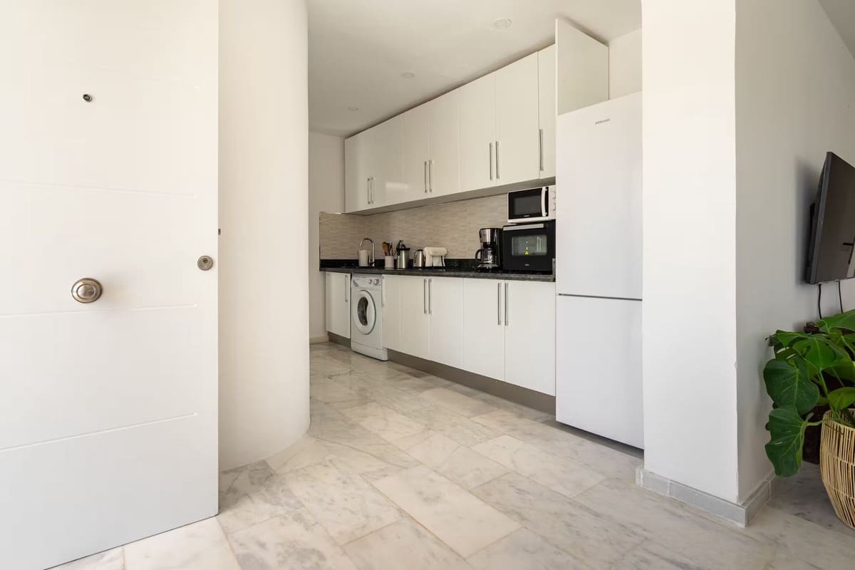 4 soverom Villa til salgs i Nueva Andalucia med svømmebasseng garasje - € 1 100 000 (Ref: 9953616)
