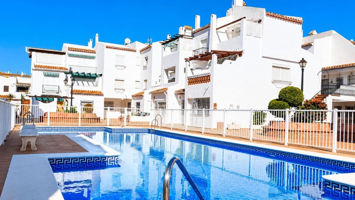 2 bedroom Beach Apartment for sale in La Duquesa / Puerto de la Duquesa with pool - € 299,000 (Ref: 9968004)