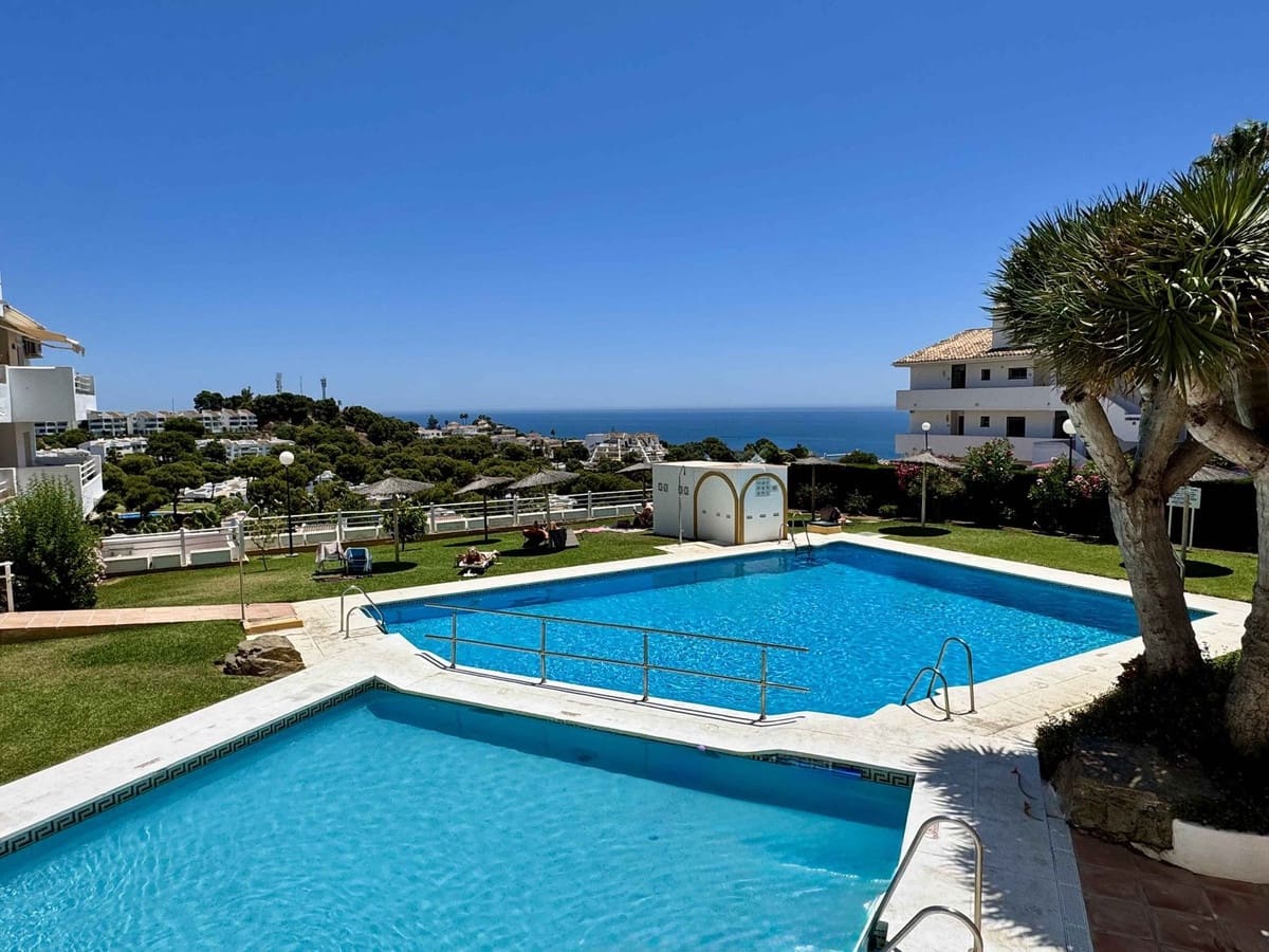 4 bedroom Apartment for sale in Riviera del Sol with pool - € 429,000 (Ref: 9969126)