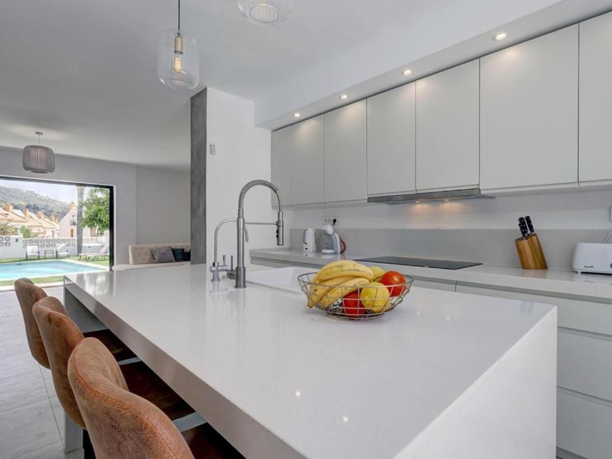6 Zimmer Villa zu verkaufen in Marbella mit Pool Garage - 1.400.000 € (Ref: 9976594)
