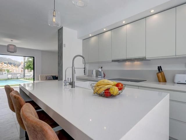6 slaapkamer Villa te koop in Marbella met zwembad garage - € 1.400.000 (Ref: 9976594)
