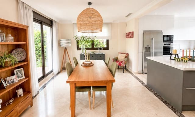 3 bedroom Villa for sale in Estepona with garage - € 850,000 (Ref: 9981719)