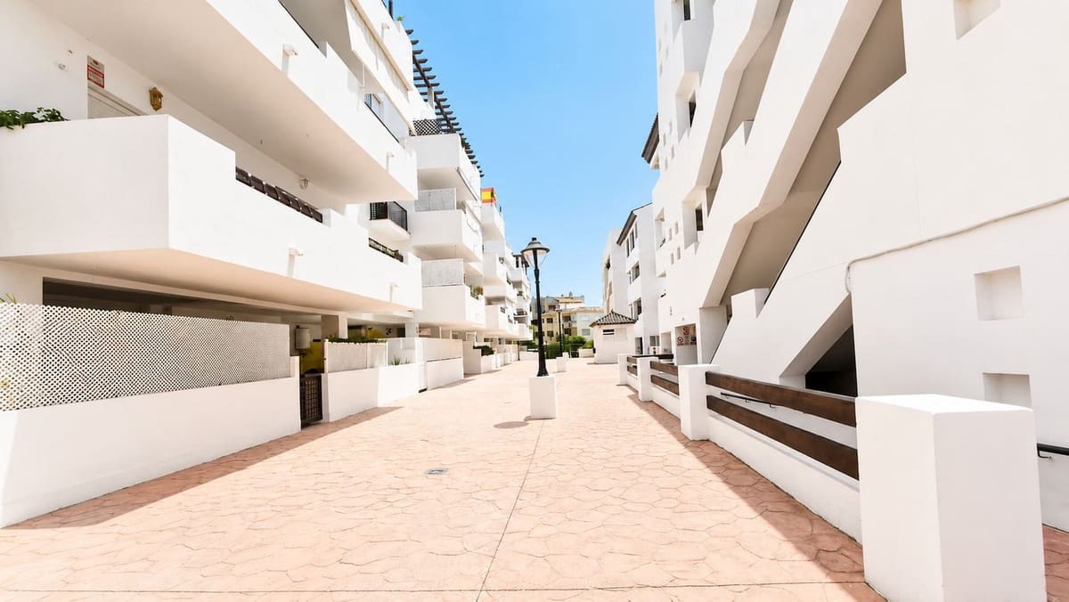 3 bedroom Apartment for sale in Manilva with pool garage - € 195,000 (Ref: 9984177)