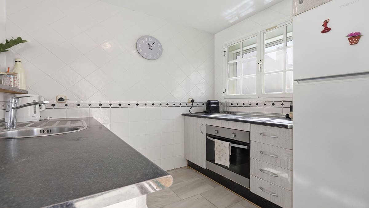 2 makuuhuone Ranta-asunto myytävänä paikassa La Duquesa / Puerto de la Duquesa mukana uima-altaan 
autotalli - 299 000 € (Ref: 9985867)