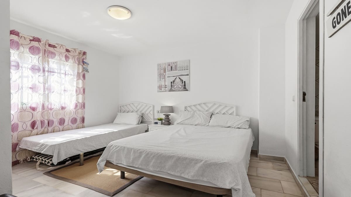 2 makuuhuone Ranta-asunto myytävänä paikassa La Duquesa / Puerto de la Duquesa mukana uima-altaan 
autotalli - 299 000 € (Ref: 9985867)