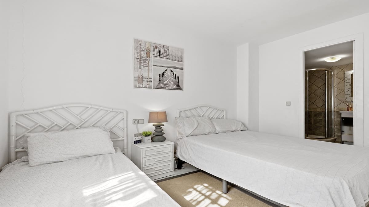 2 makuuhuone Ranta-asunto myytävänä paikassa La Duquesa / Puerto de la Duquesa mukana uima-altaan 
autotalli - 299 000 € (Ref: 9985867)