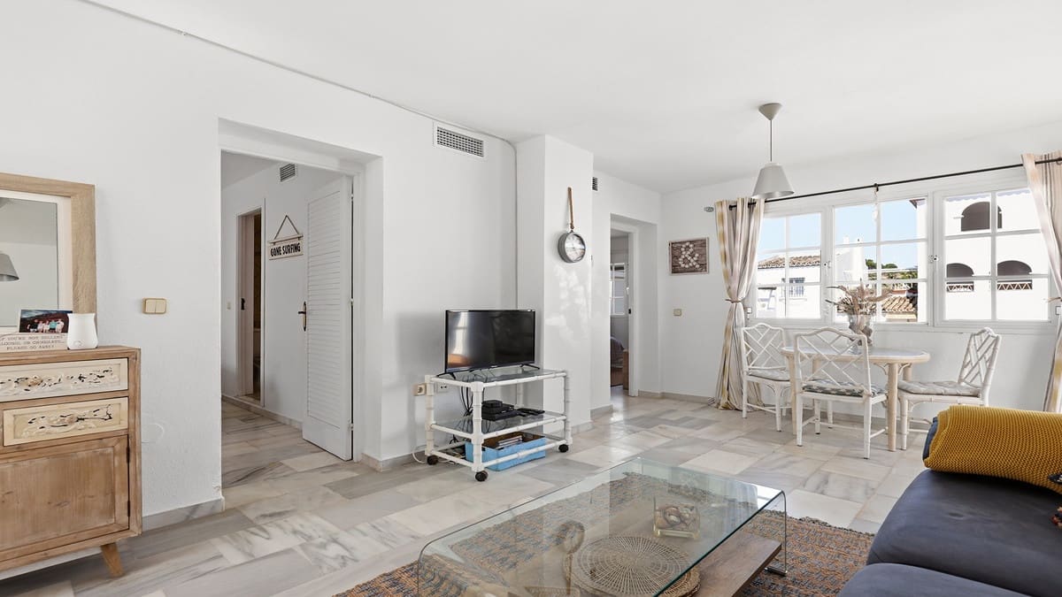 2 makuuhuone Ranta-asunto myytävänä paikassa La Duquesa / Puerto de la Duquesa mukana uima-altaan 
autotalli - 299 000 € (Ref: 9985867)