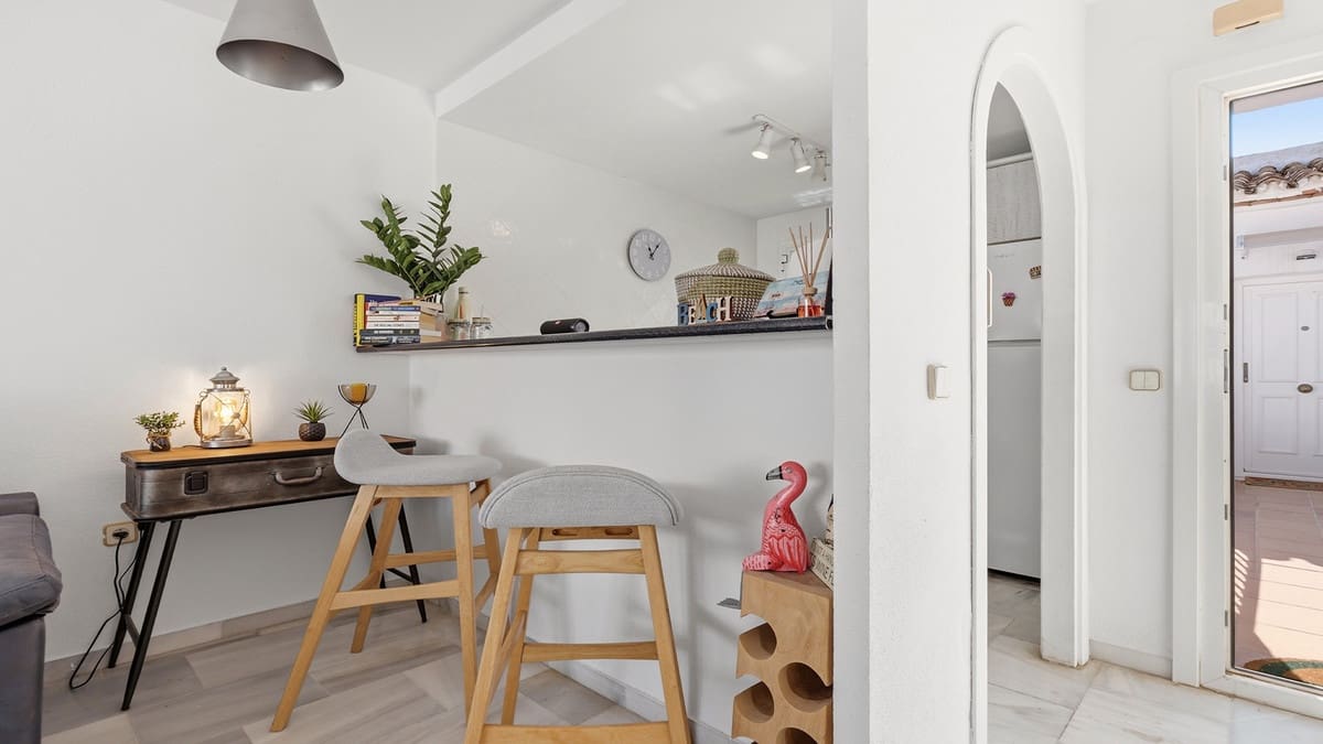 2 makuuhuone Ranta-asunto myytävänä paikassa La Duquesa / Puerto de la Duquesa mukana uima-altaan 
autotalli - 299 000 € (Ref: 9985867)