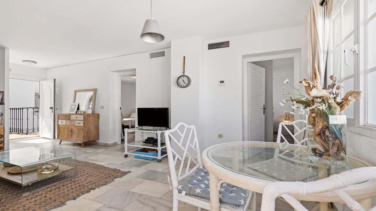 2 makuuhuone Ranta-asunto myytävänä paikassa La Duquesa / Puerto de la Duquesa mukana uima-altaan 
autotalli - 299 000 € (Ref: 9985867)