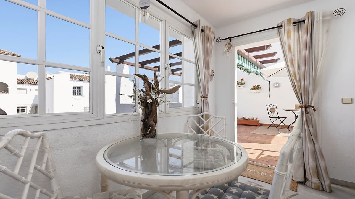2 makuuhuone Ranta-asunto myytävänä paikassa La Duquesa / Puerto de la Duquesa mukana uima-altaan 
autotalli - 299 000 € (Ref: 9985867)