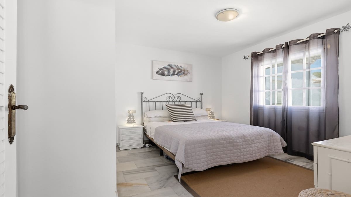 2 makuuhuone Ranta-asunto myytävänä paikassa La Duquesa / Puerto de la Duquesa mukana uima-altaan 
autotalli - 299 000 € (Ref: 9985867)