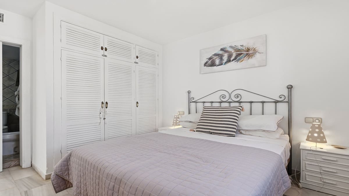 2 makuuhuone Ranta-asunto myytävänä paikassa La Duquesa / Puerto de la Duquesa mukana uima-altaan 
autotalli - 299 000 € (Ref: 9985867)