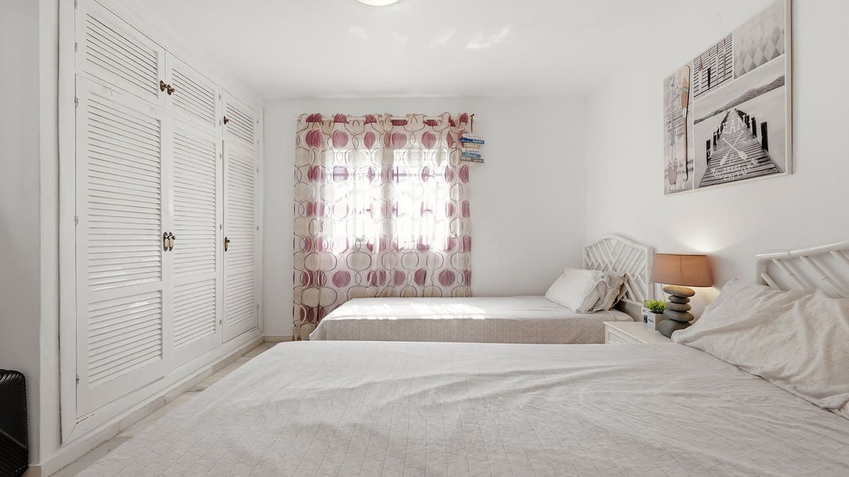 2 makuuhuone Ranta-asunto myytävänä paikassa La Duquesa / Puerto de la Duquesa mukana uima-altaan 
autotalli - 299 000 € (Ref: 9985867)
